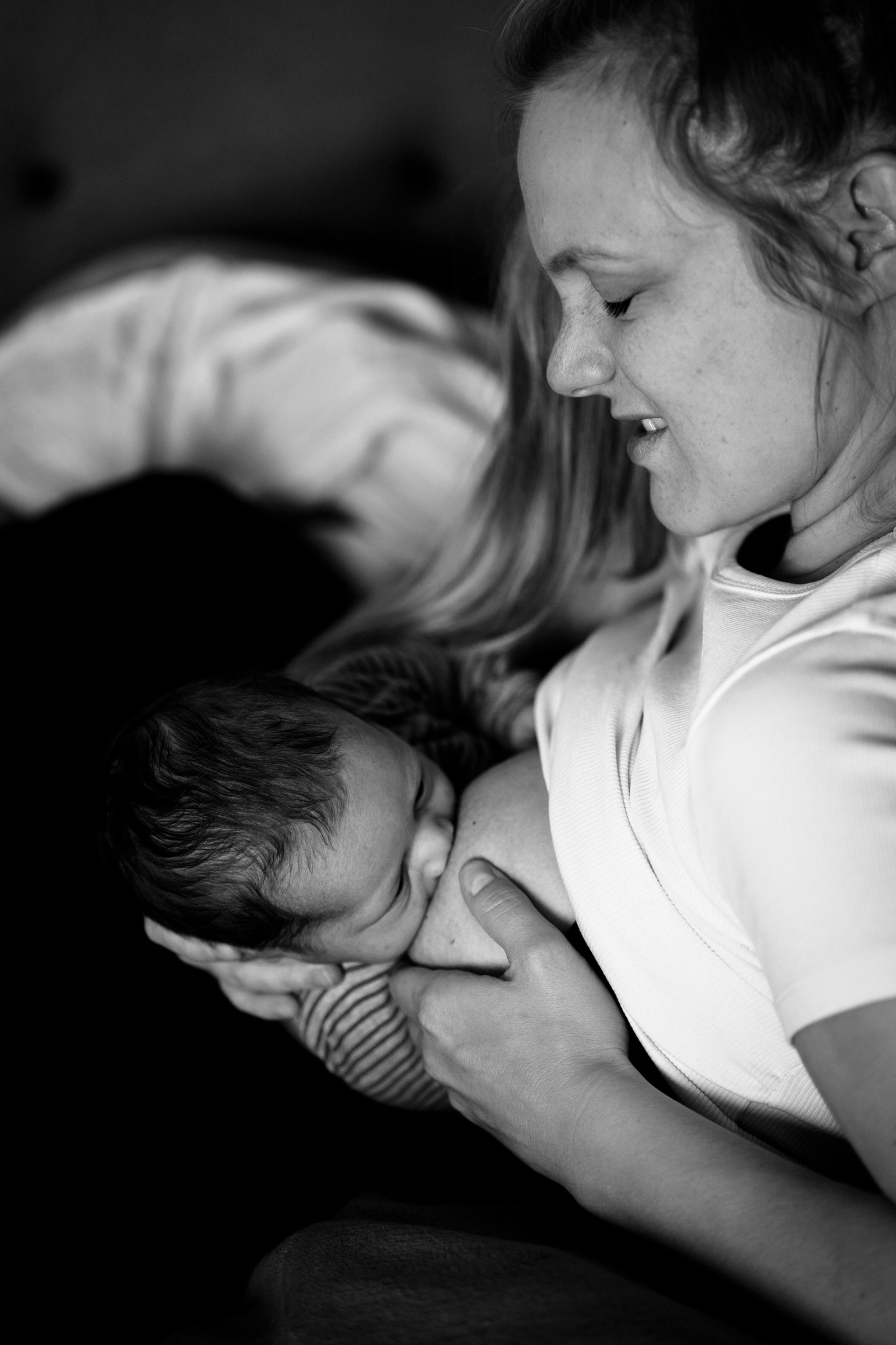 Neugeborenenfotos Berlin - Mama hat Schmerzen beim Stillen