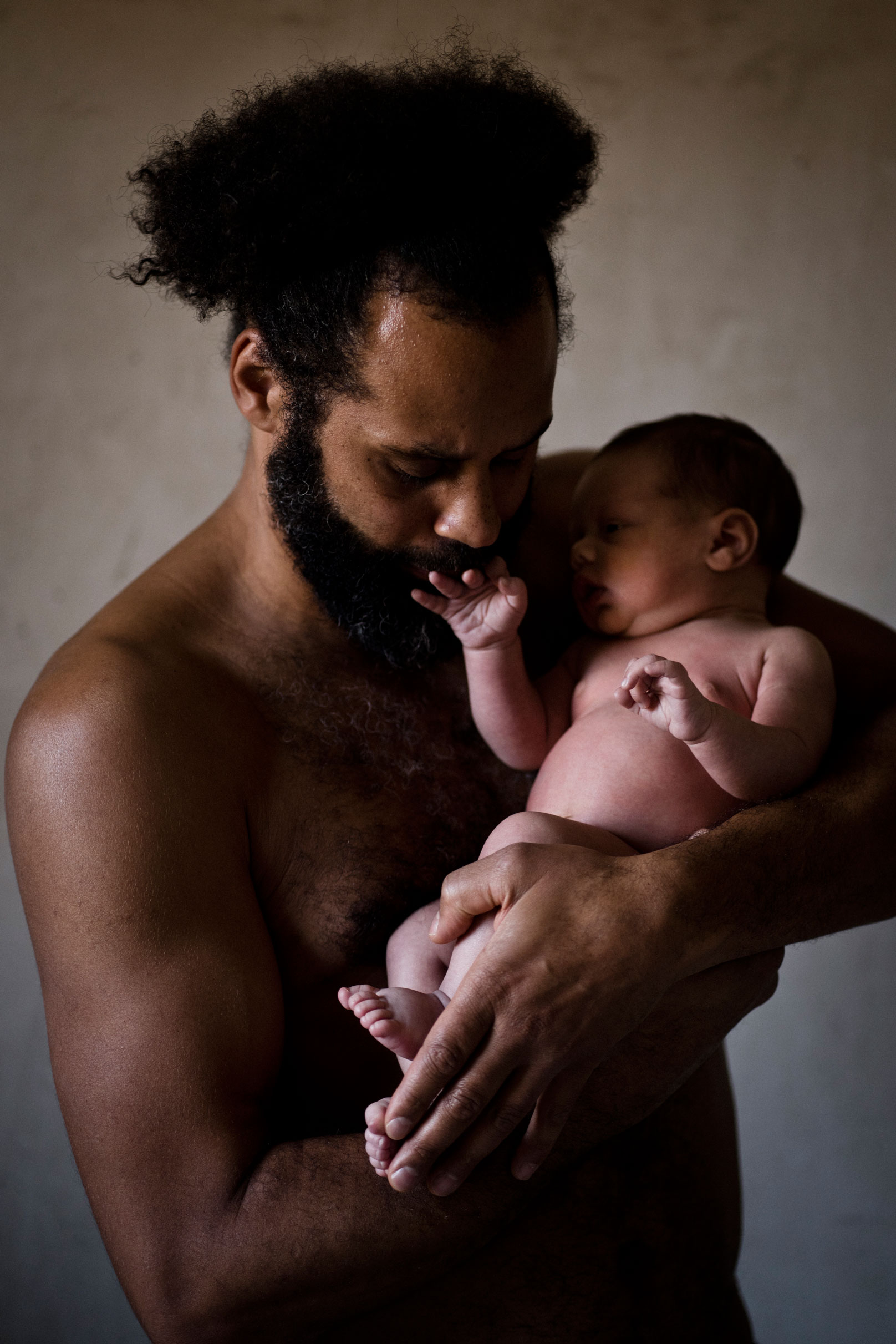 Neugeborenenfotos Berlin _ Papa mit Baby auf Arm _ Haut an Haut