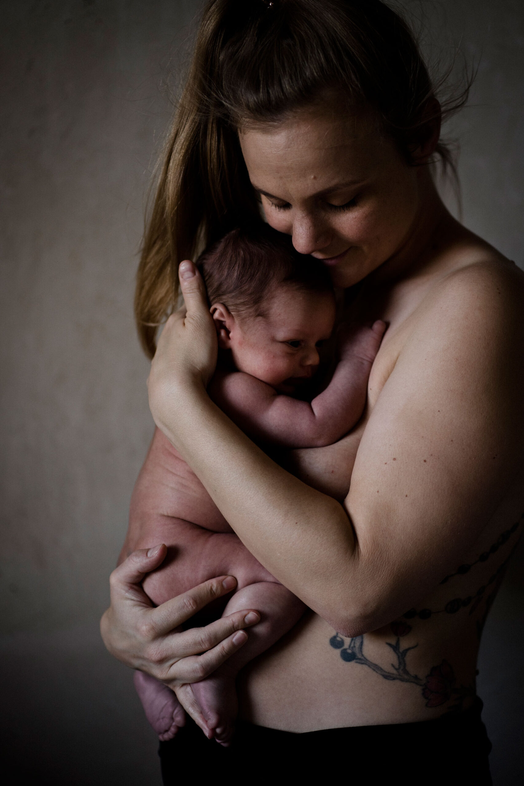 Neugeborenenfotos Berlin _ Haut an Haut _ Mama mit Baby auf Arm