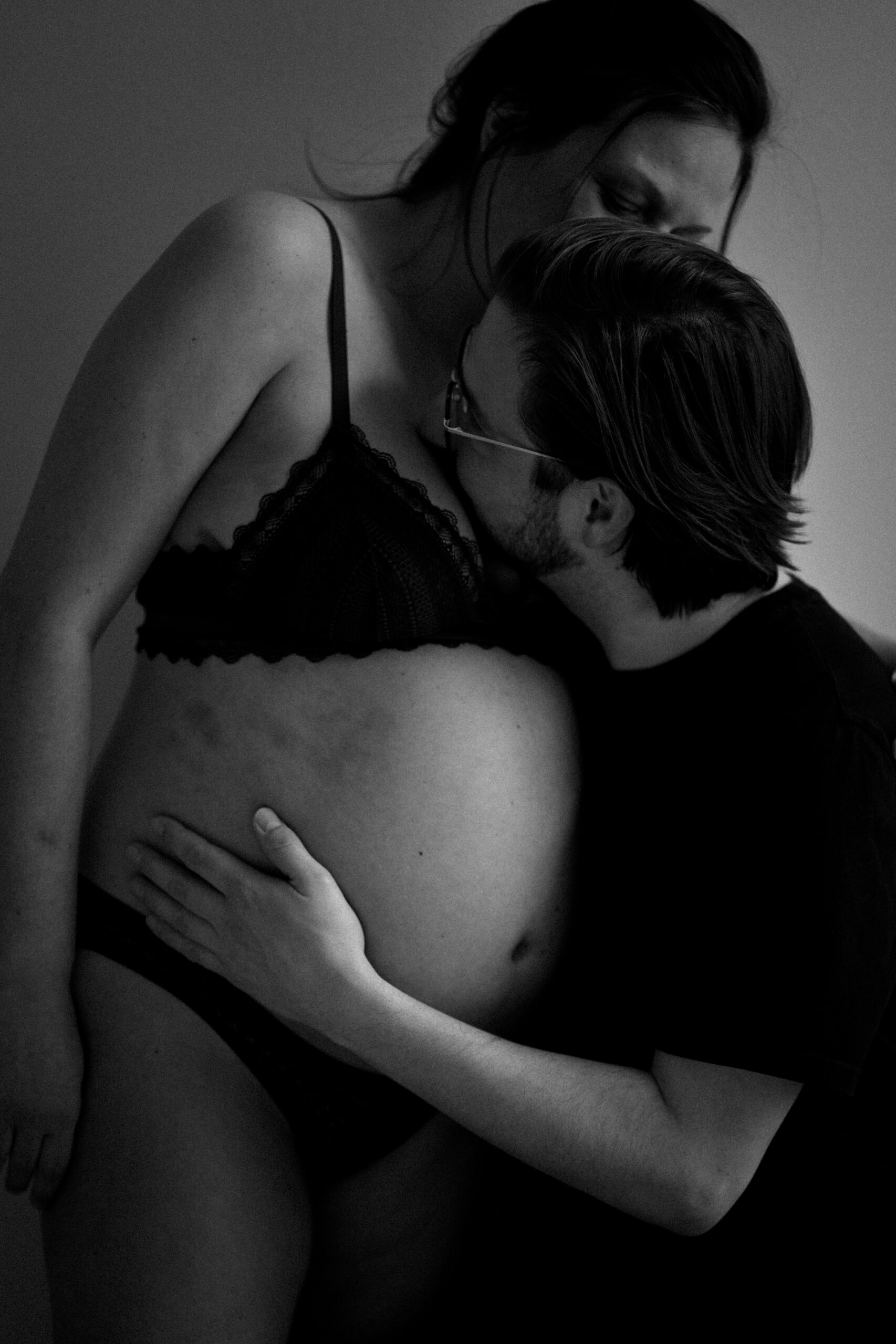 Schwangerschaftsfotos Berlin _ Schwangere kuschelt mit Partner