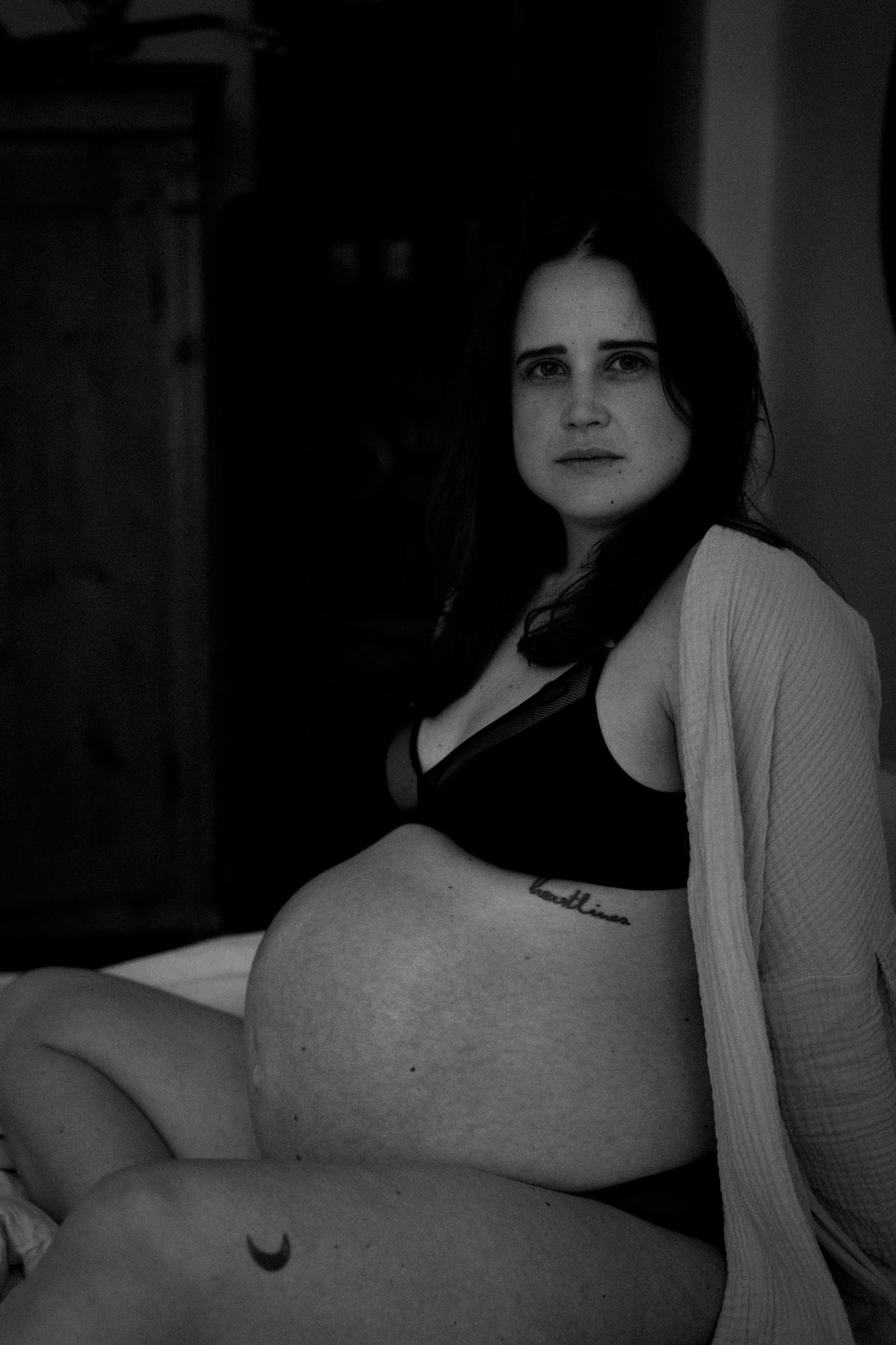 Schwangerschaftsfotos Berlin _ Julia Knörnschild schwanger schwarz-weiß