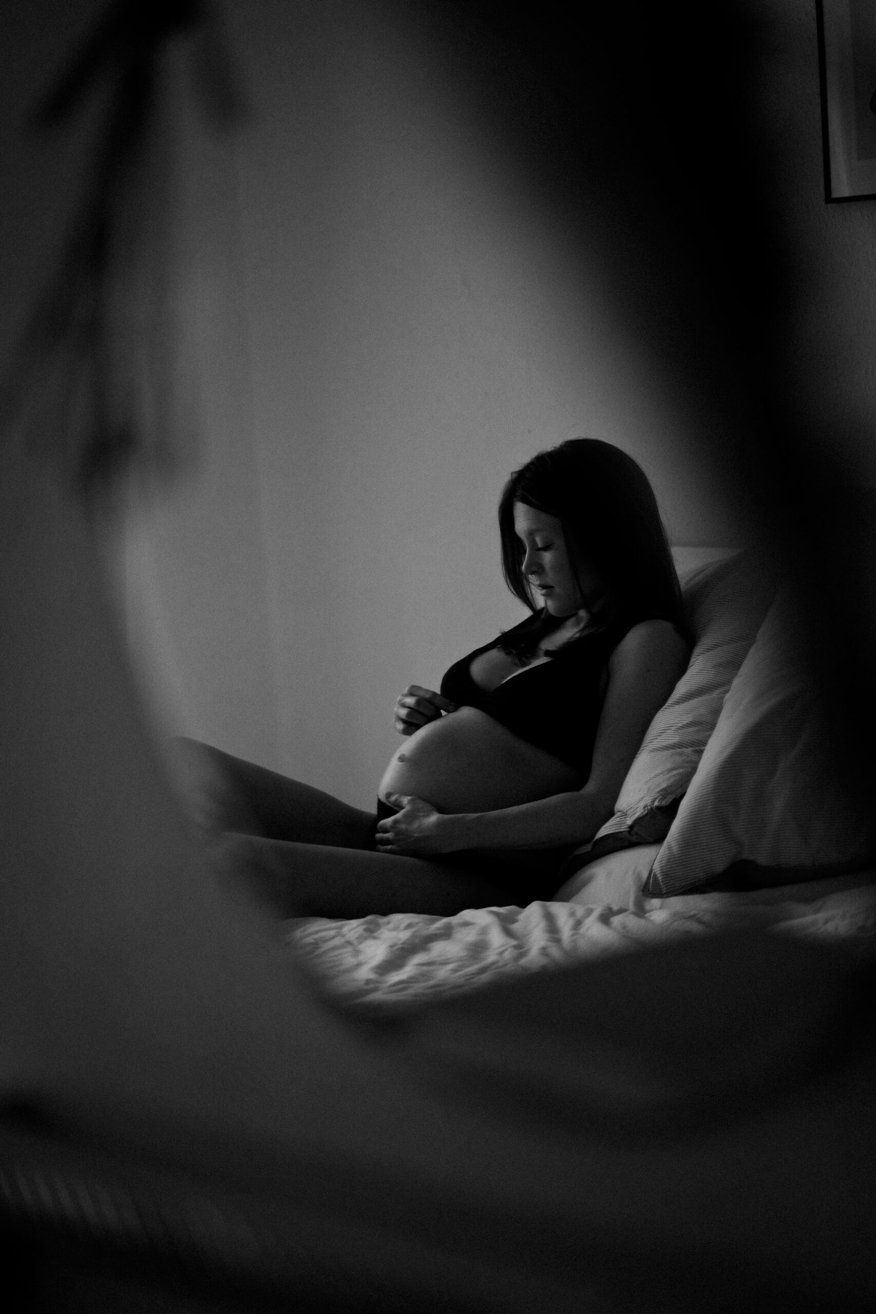 Schwangerschaftsfotos Berlin - Schwangere auf Bett - Spiegelbild