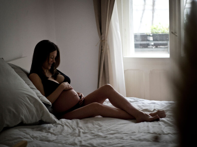 Schwangerschaftsfotos Berlin _ Schwangere auf Bett _ Familienfotografie Berlin