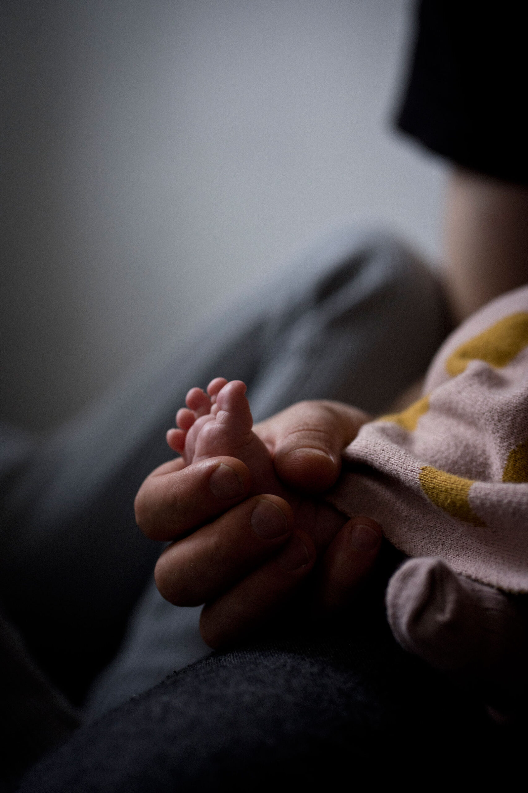 Neugeborenenfotos Berlin _ Babyfüße in Papas Hand
