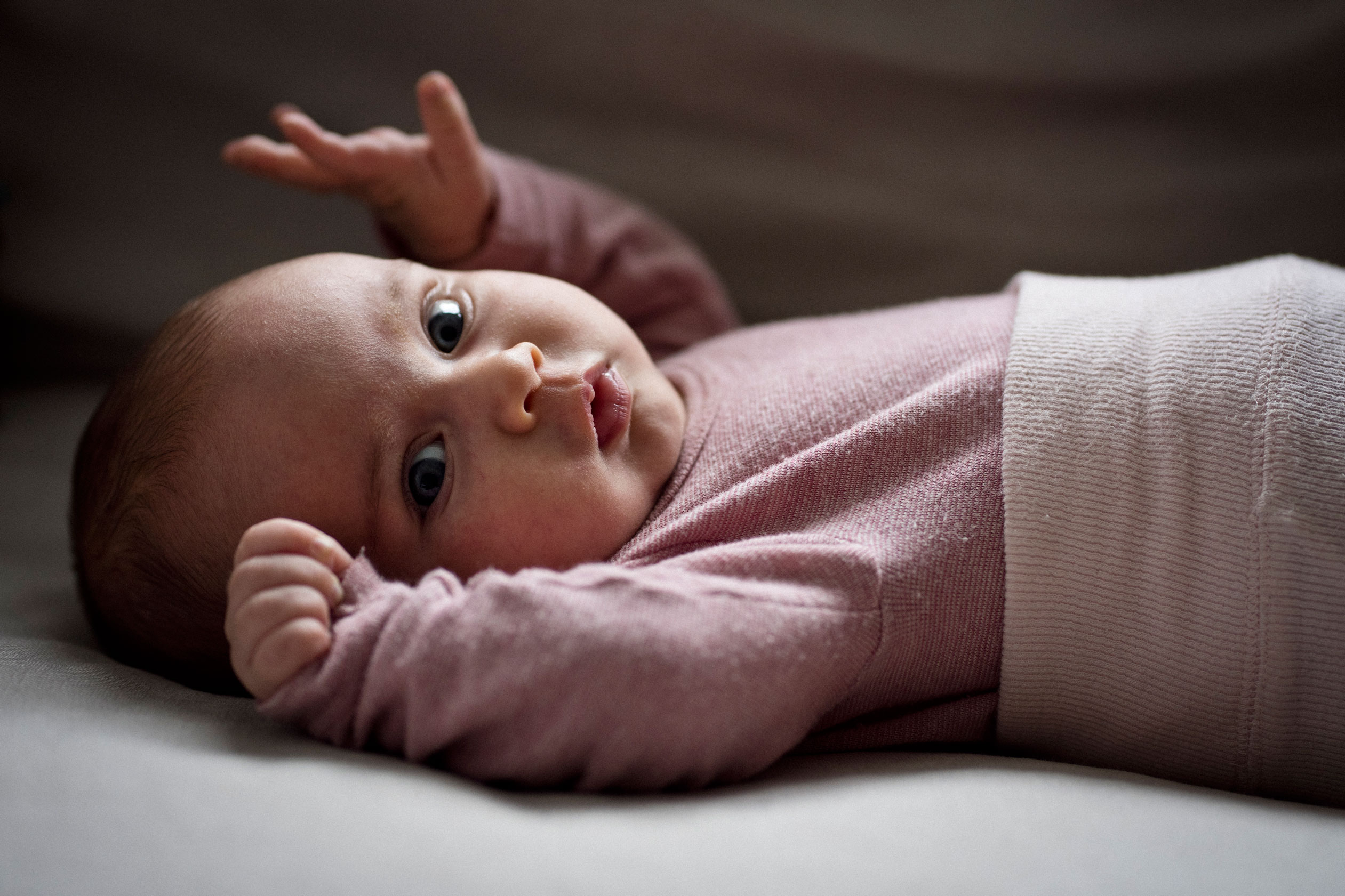 Neugeborenenfotos Berlin - Neugeborenes blickt in Kamera