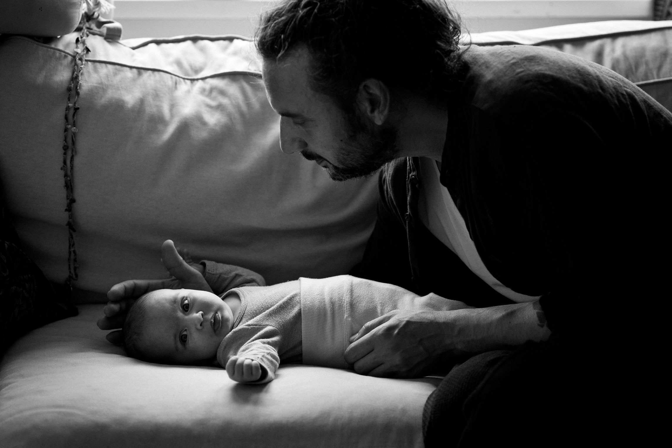 Neugeborenenfotos Berlin - Papa beruhigt Baby