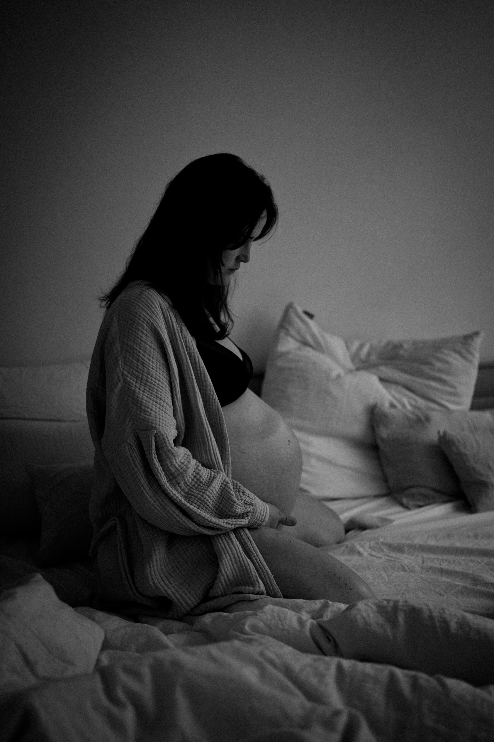 Schwangerschaftsfotos-Julia-Knörnschild-schwarz-weiß