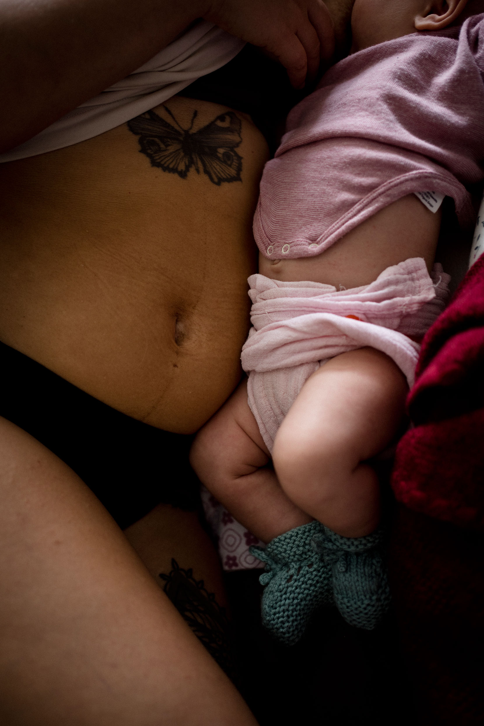 Neugeborenenfotos Berlin _ Detail Baby und Mama Bauch an Bauch