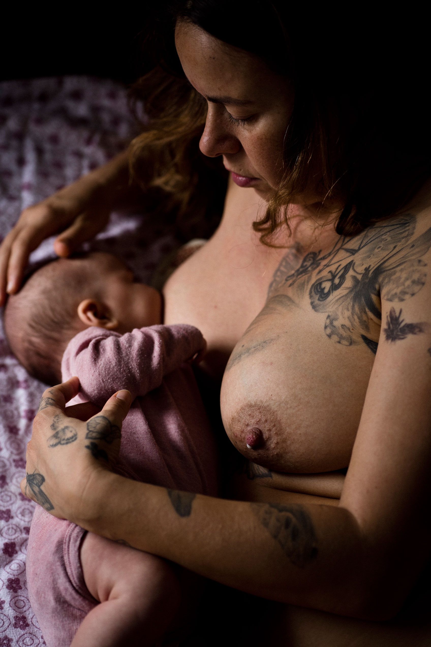 Neugeborenenfotos Berlin - Mama stillt Baby _ Milch tropft