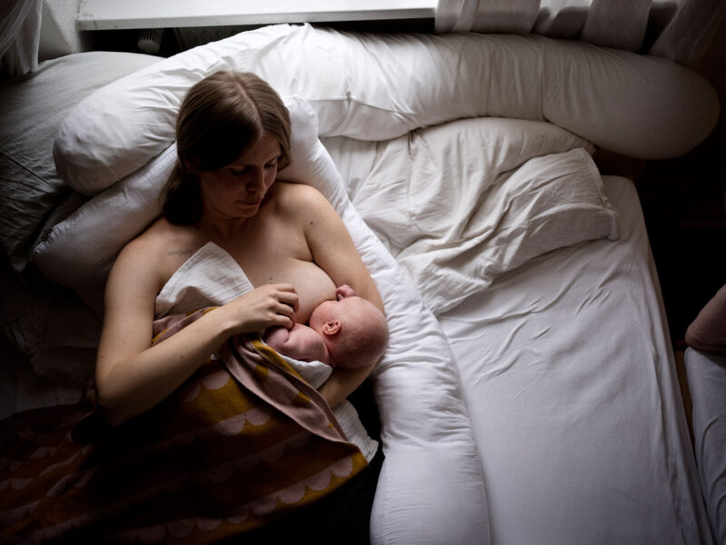 Neugeborenenfotos Berlin _ Mama und Baby im Wochenbett