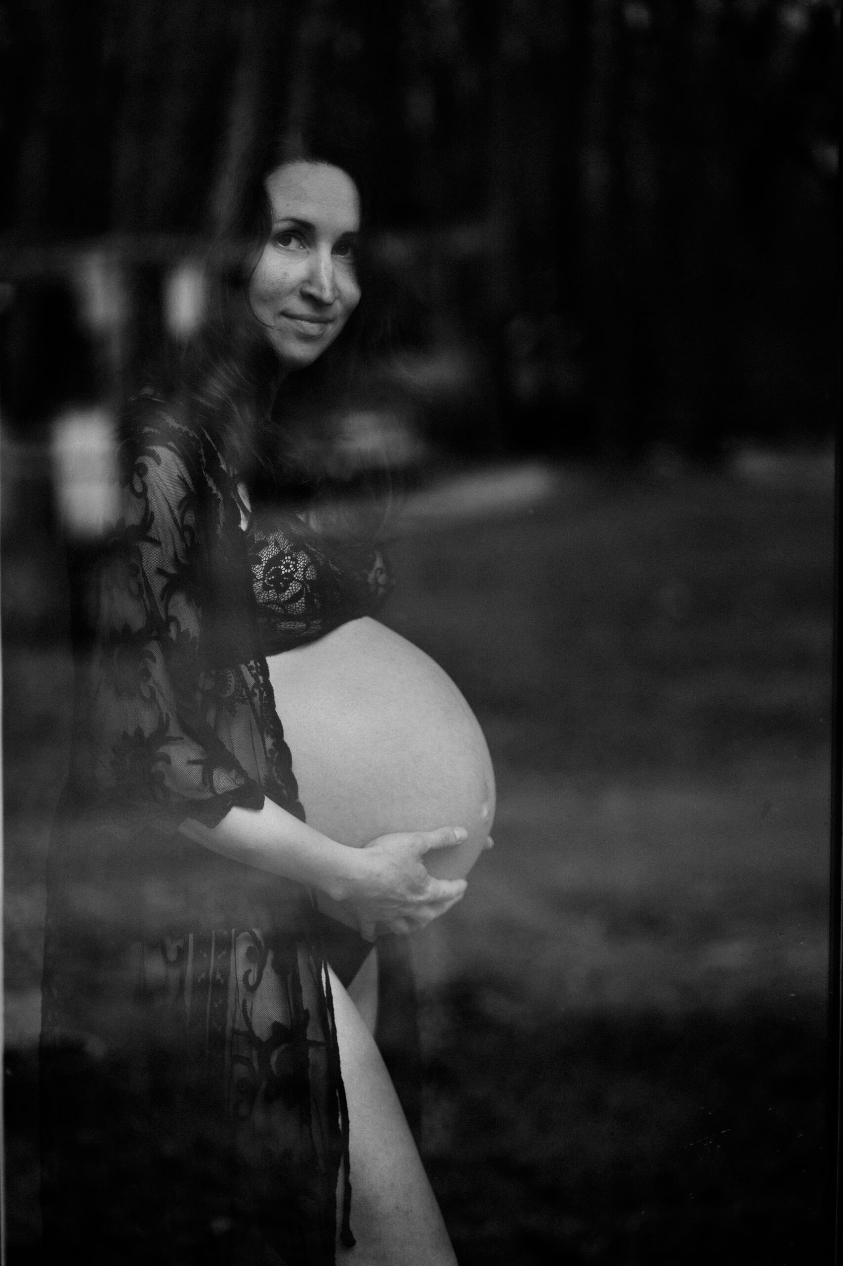 Schwangerschaftsfotos-Glascheibe-Spiegelung