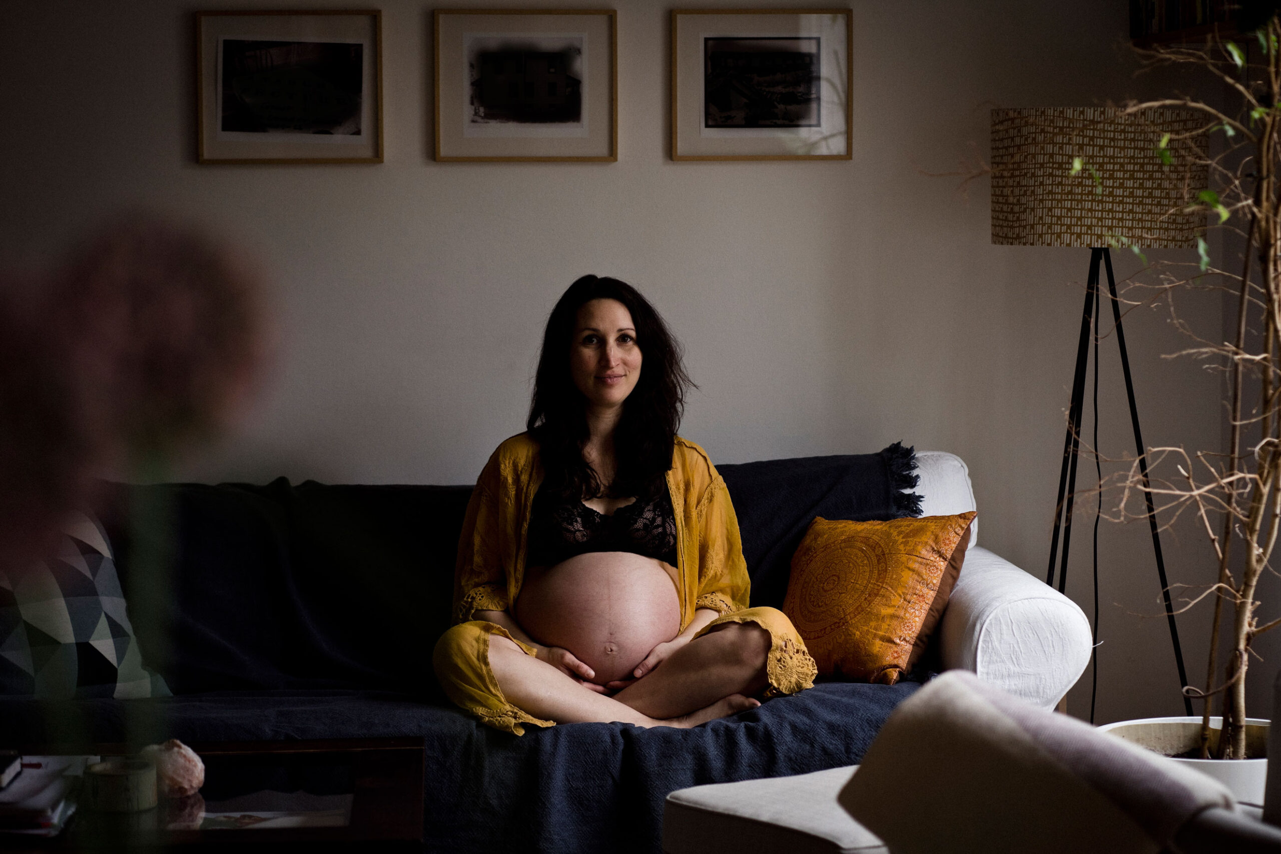 Schwangerschaftsfotos Berlin _ Schwangere auf Sofa