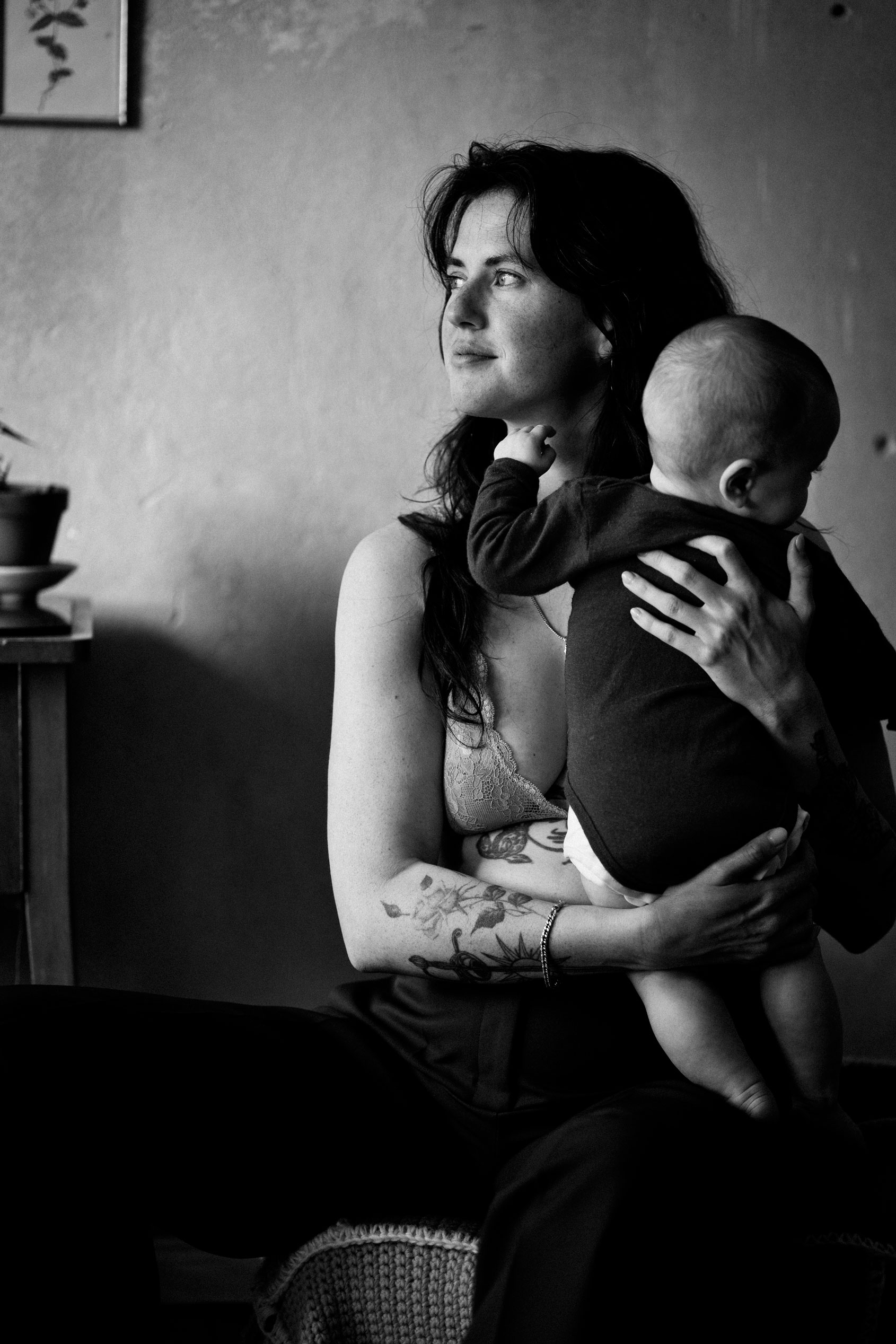 Familienfotografie Berlin _ Mama mit Baby auf Arm schwarz-weiß