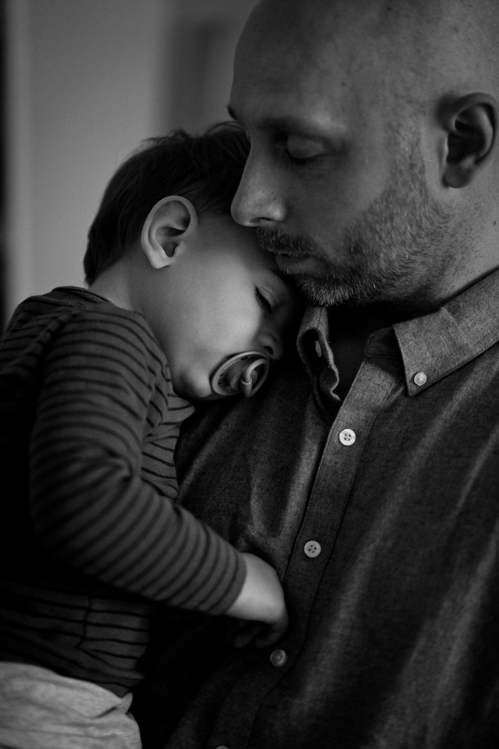 Familienfotos Berlin _ Papa kuschelt mit Sohn