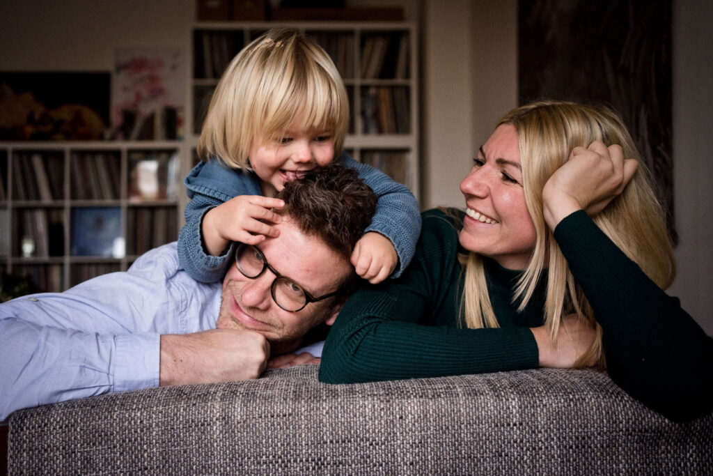 Familienfotografie Berlin _ Kind klettert auf Papas Kopf