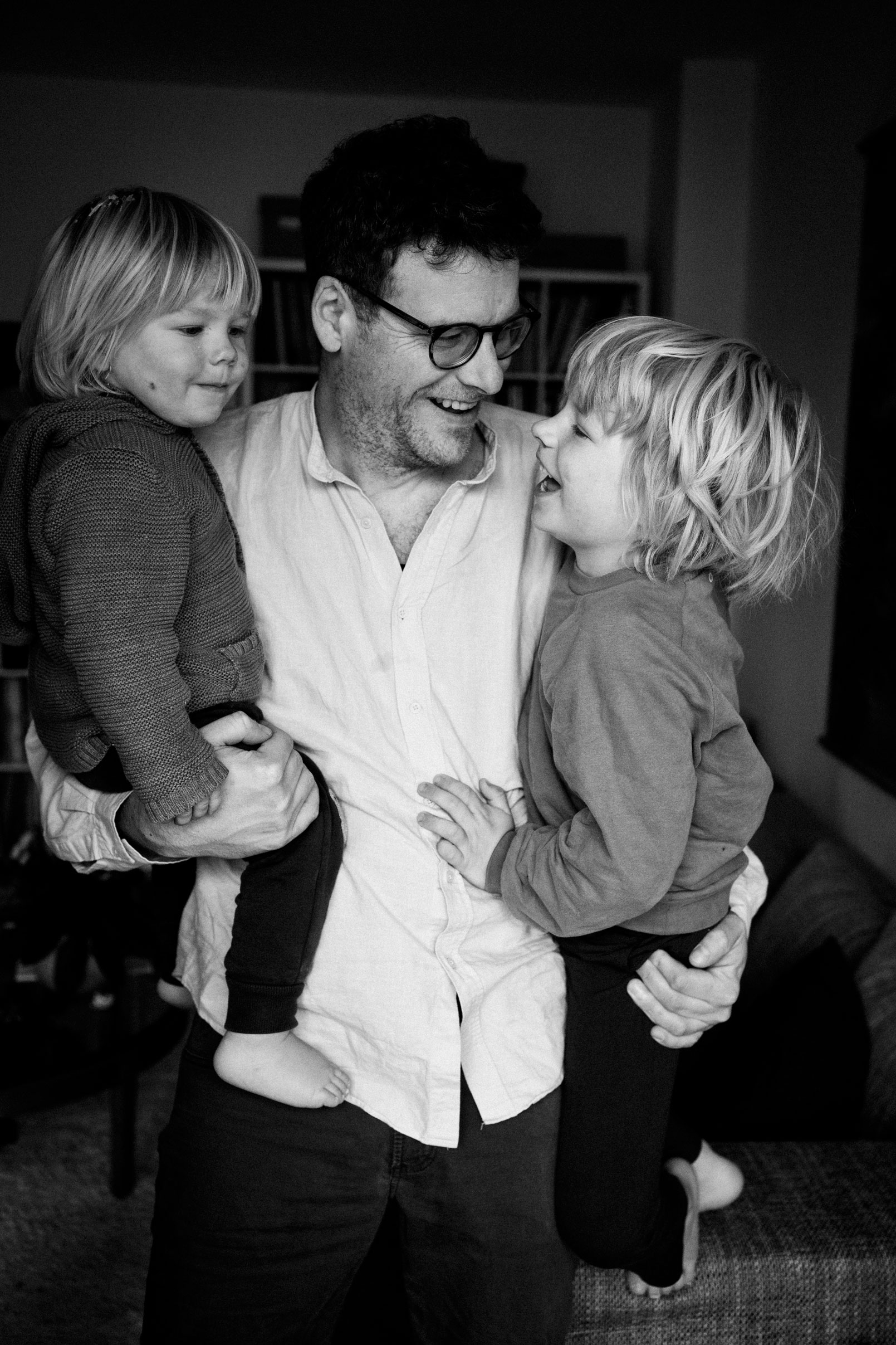 Familienfotografie Berlin _ Vater lacht mit Söhnen