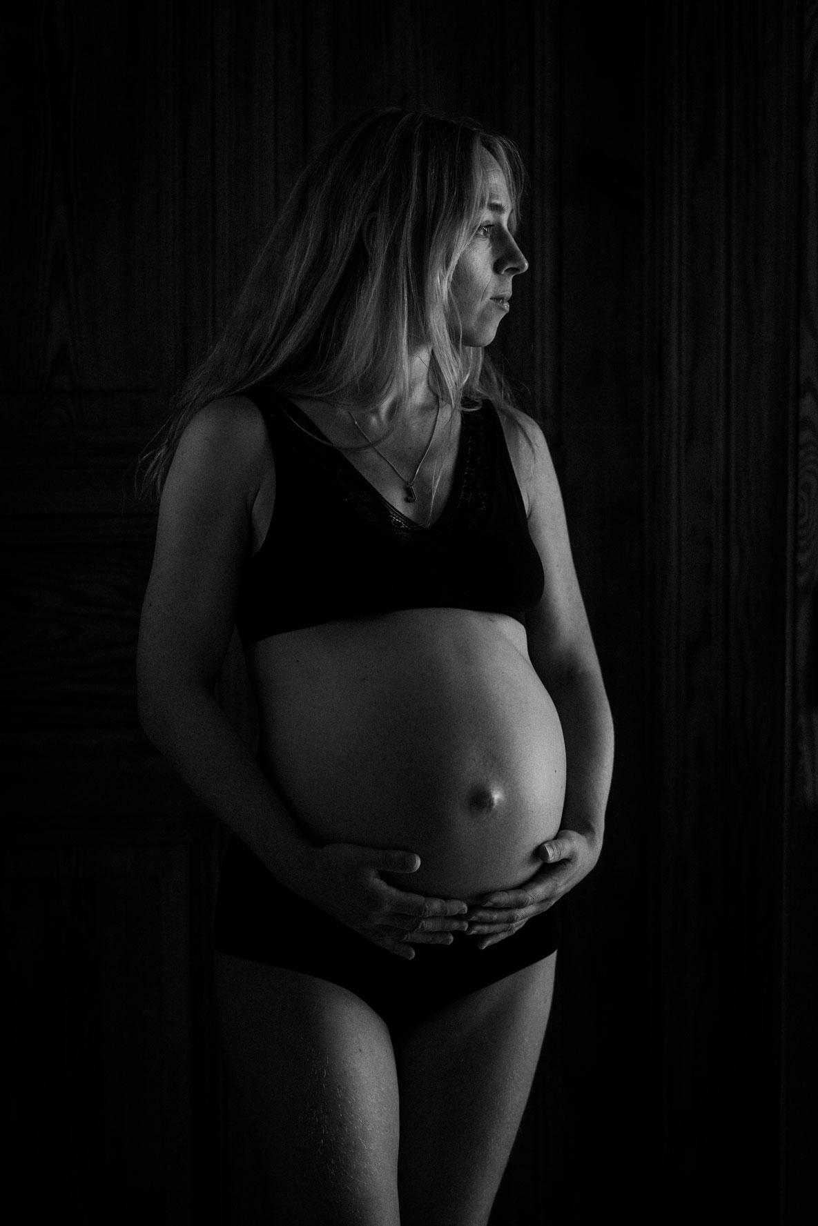 Schwangerschaftsfotografie Berlin _ Schwangere im Dunkeln schwarz-weiß
