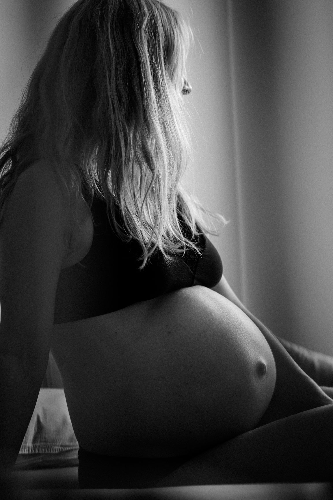 Schwangerschaftsfotografie Berlin _ Schwangere in Unterwäsche schwarz-weiß