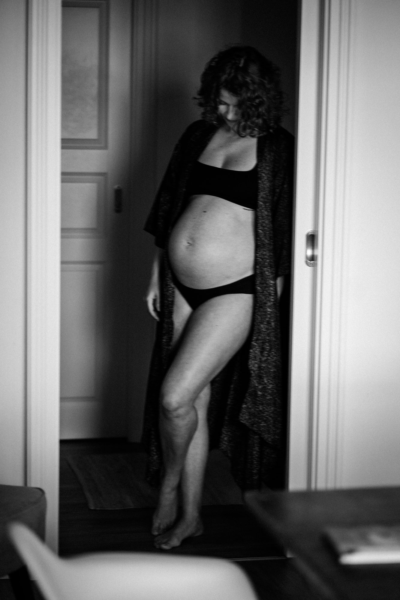 Schwangerschaftsfotos Berlin_Schwangere Zuhause schwarz weiß