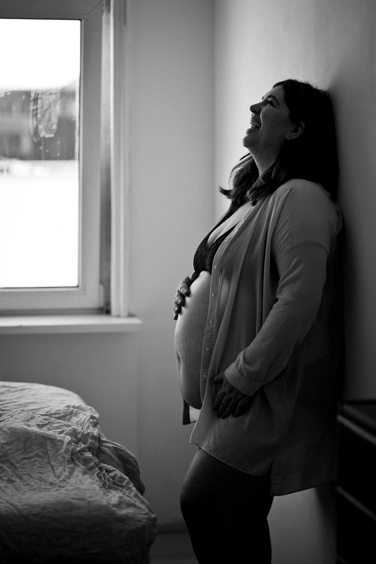 Schwangerschaftsfotografie Berlin _ Lachende Schwangere schwarz-weiß