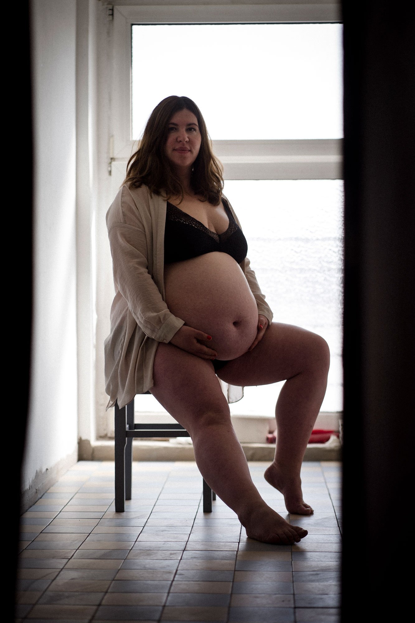 Babybauchfotos Berlin - Schwangere im Gegenlicht