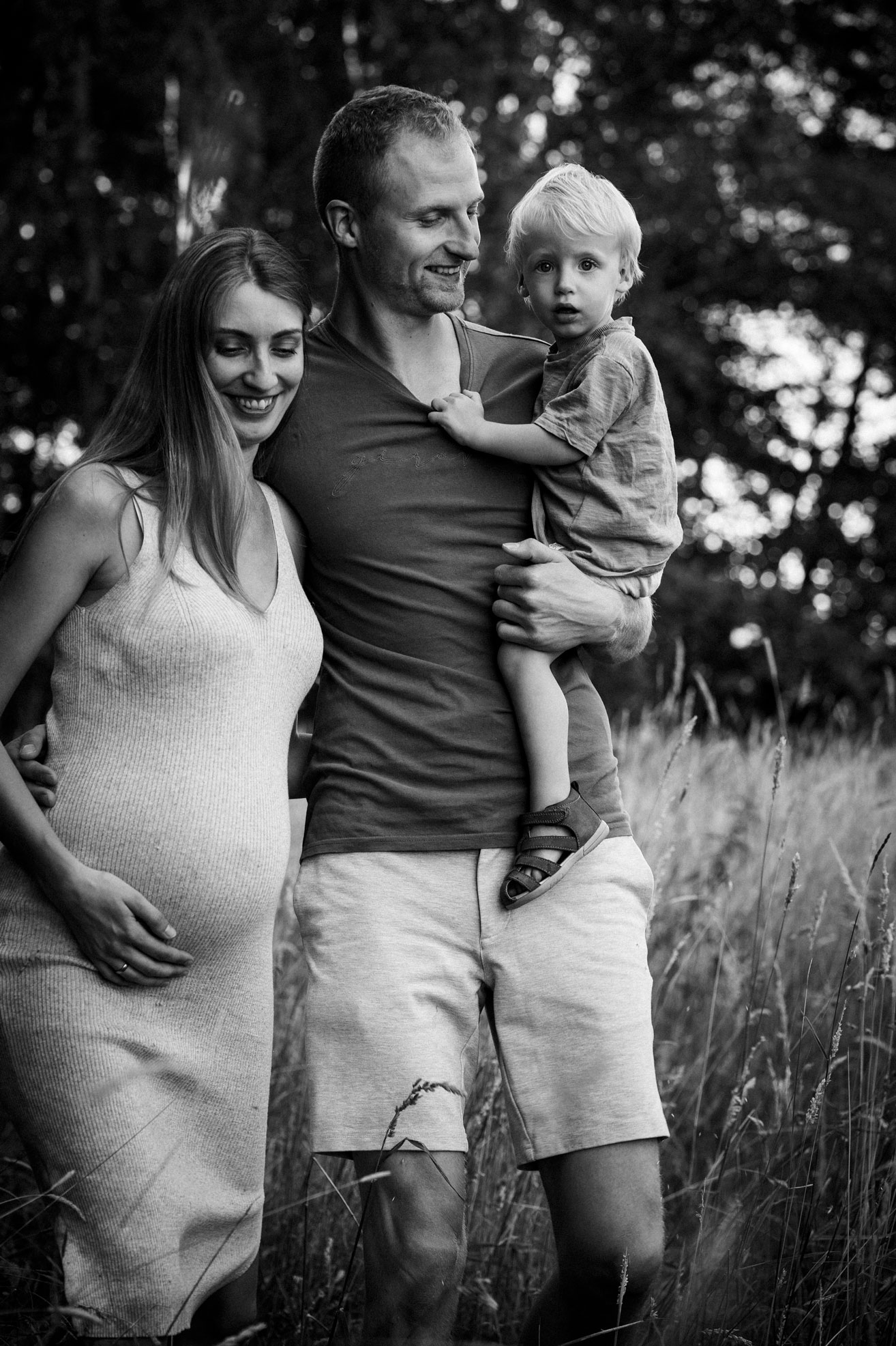 Schwangerschaftsfotografie Berlin _ Schwangere mit Mann und Kind in Natur