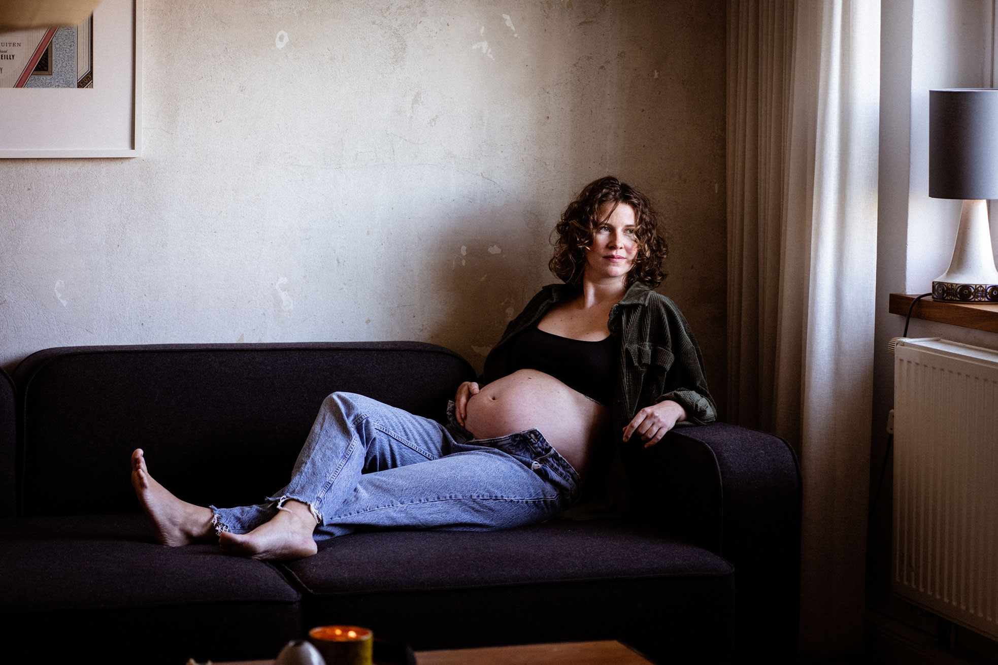 Schwangerschaftsfotos Berlin_Schwangere Zuhause auf Sofa