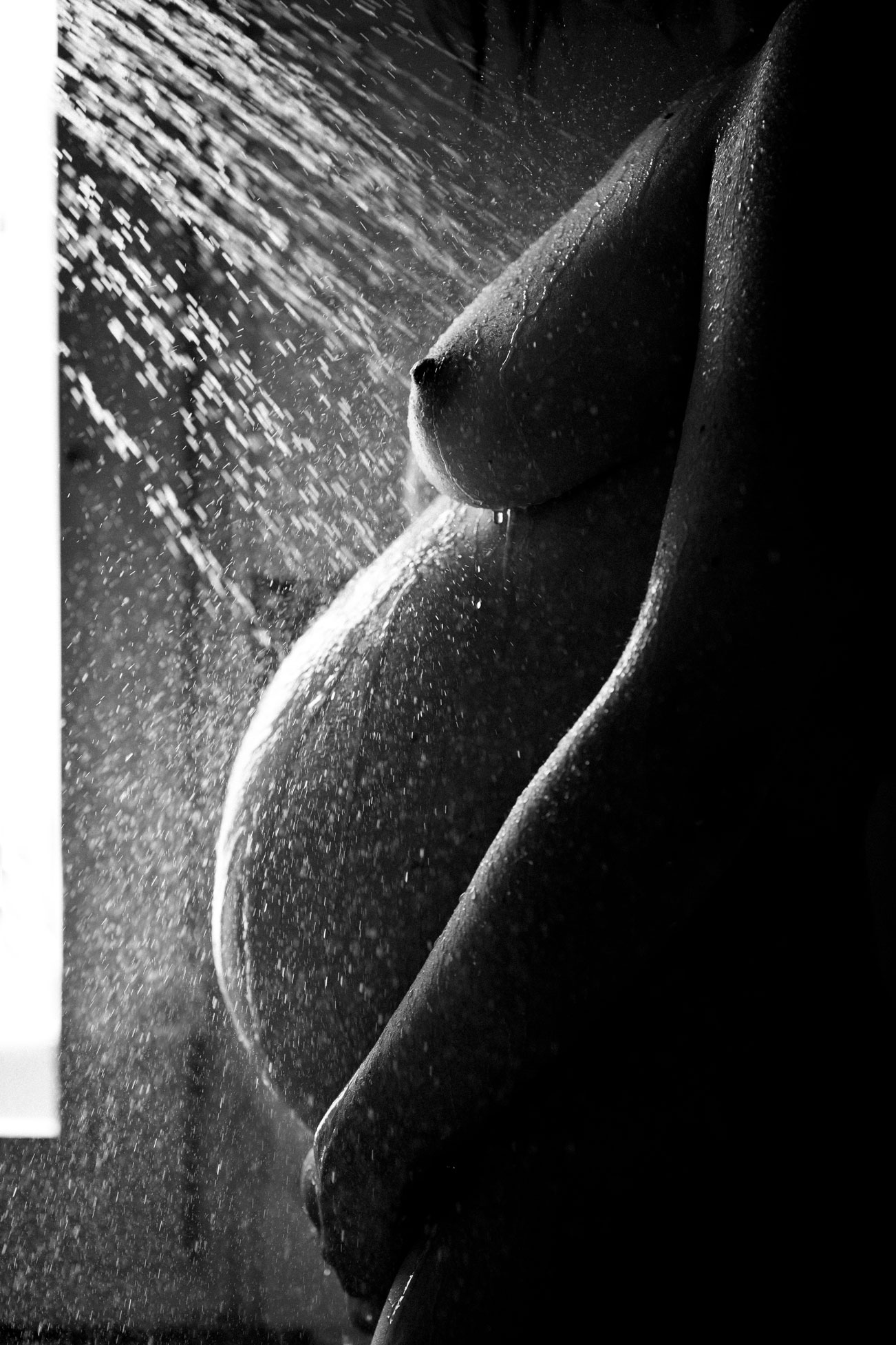 Schwangerschaftsfotos Berlin _ Nackter Babybauch unter Dusche