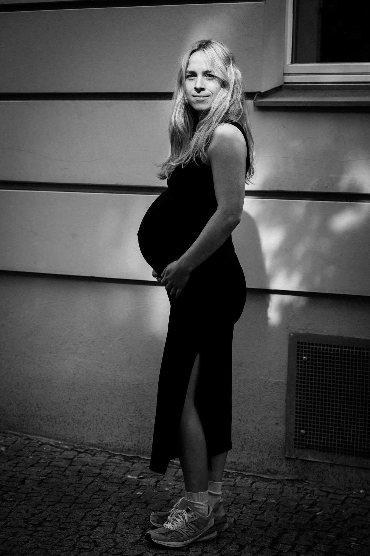 Schwangerschaftsfotos Berlin _ Schwangere in urbaner Umgebung schwarz-weiß