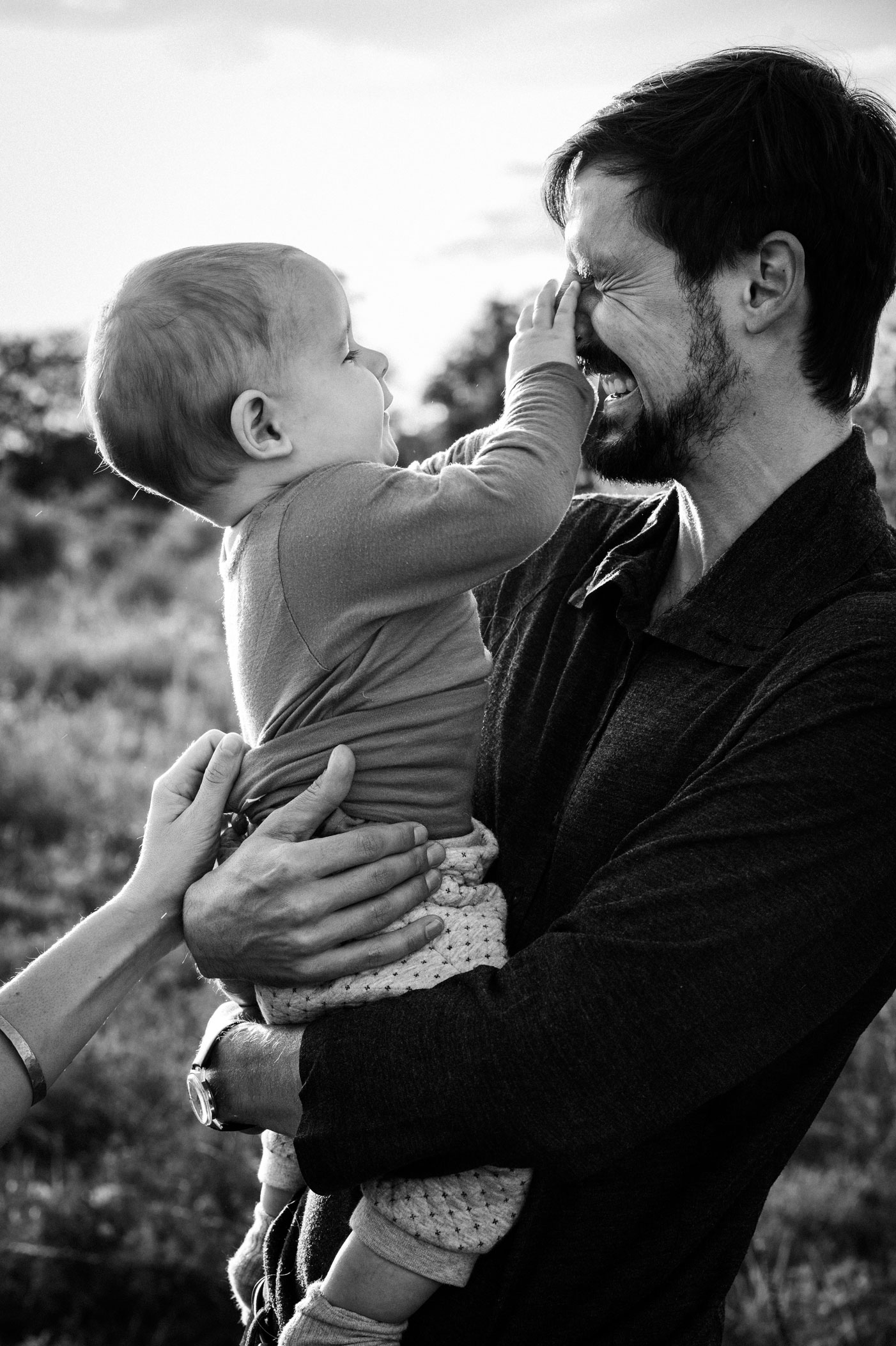Familienfotografie Berlin Baby spielt mit Papas Nase Tempelhofer Feld
