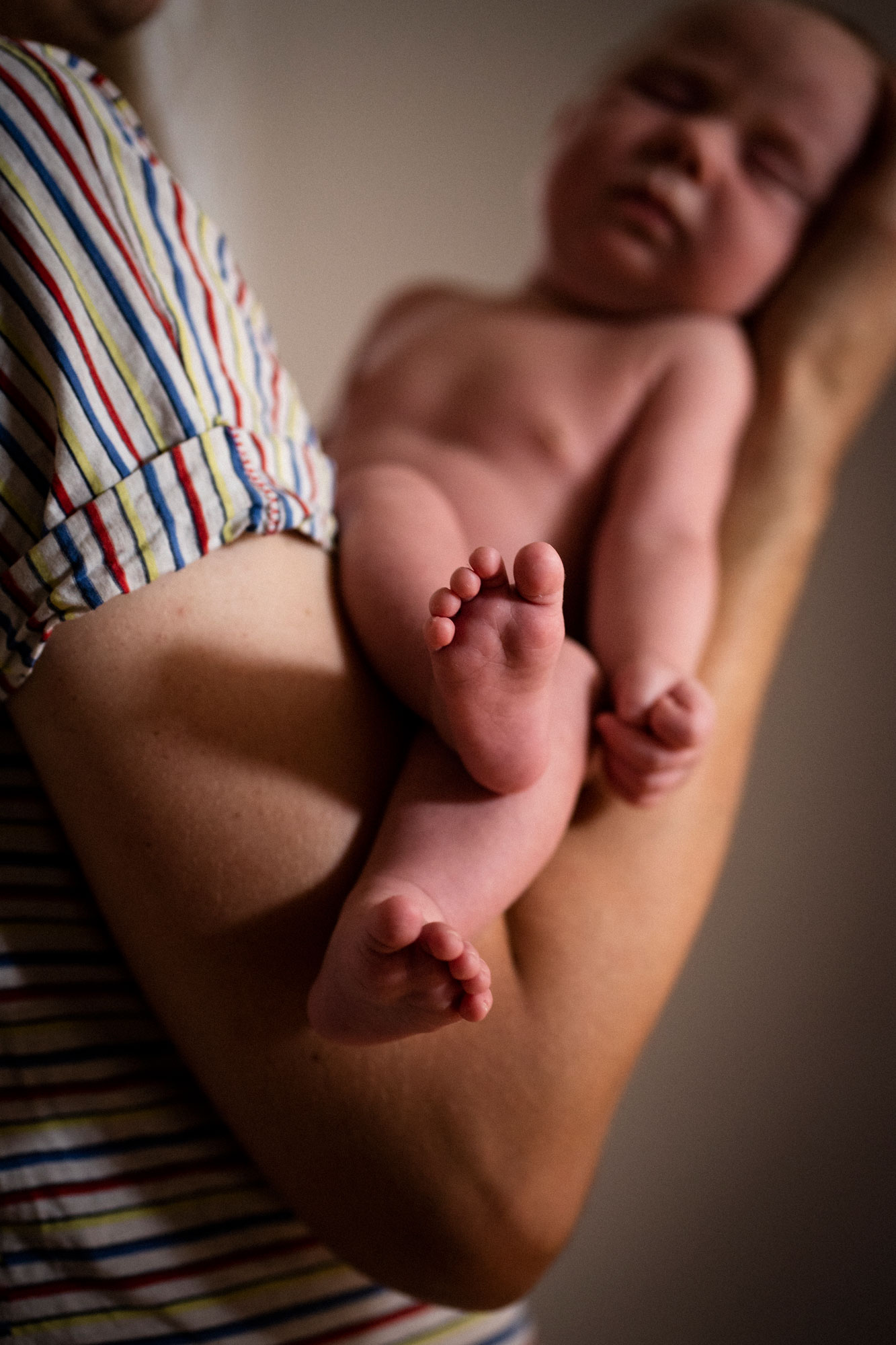 Neugeborenenfotos Berlin_Babyfueße Detail_auf Papas Arm