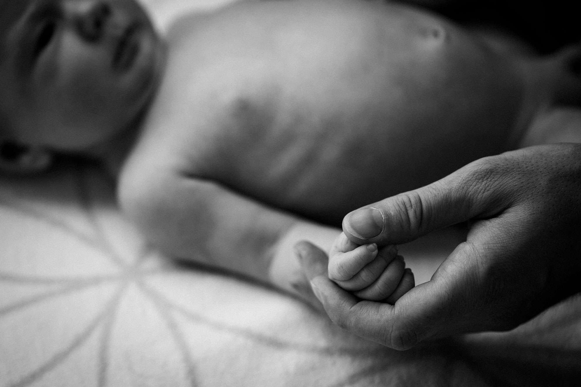 Neugeborenenfotos Berlin_Detail Babyhand schwarz-weiß