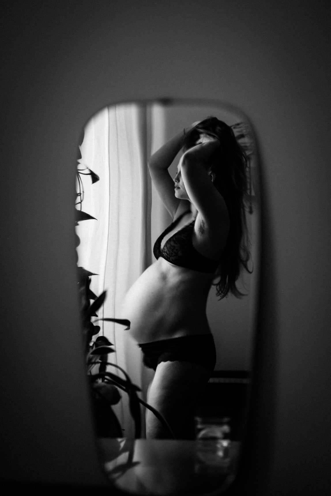 Schwangerschaftsfotos Berlin_Schwangere im Spiegelbild