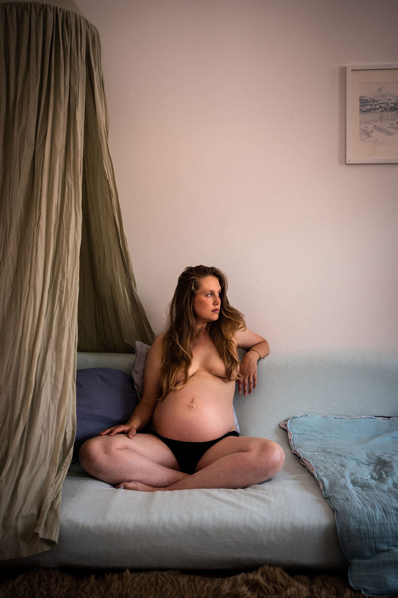 Schwangerschaftsfotos Berlin_Zuhause auf Sofa