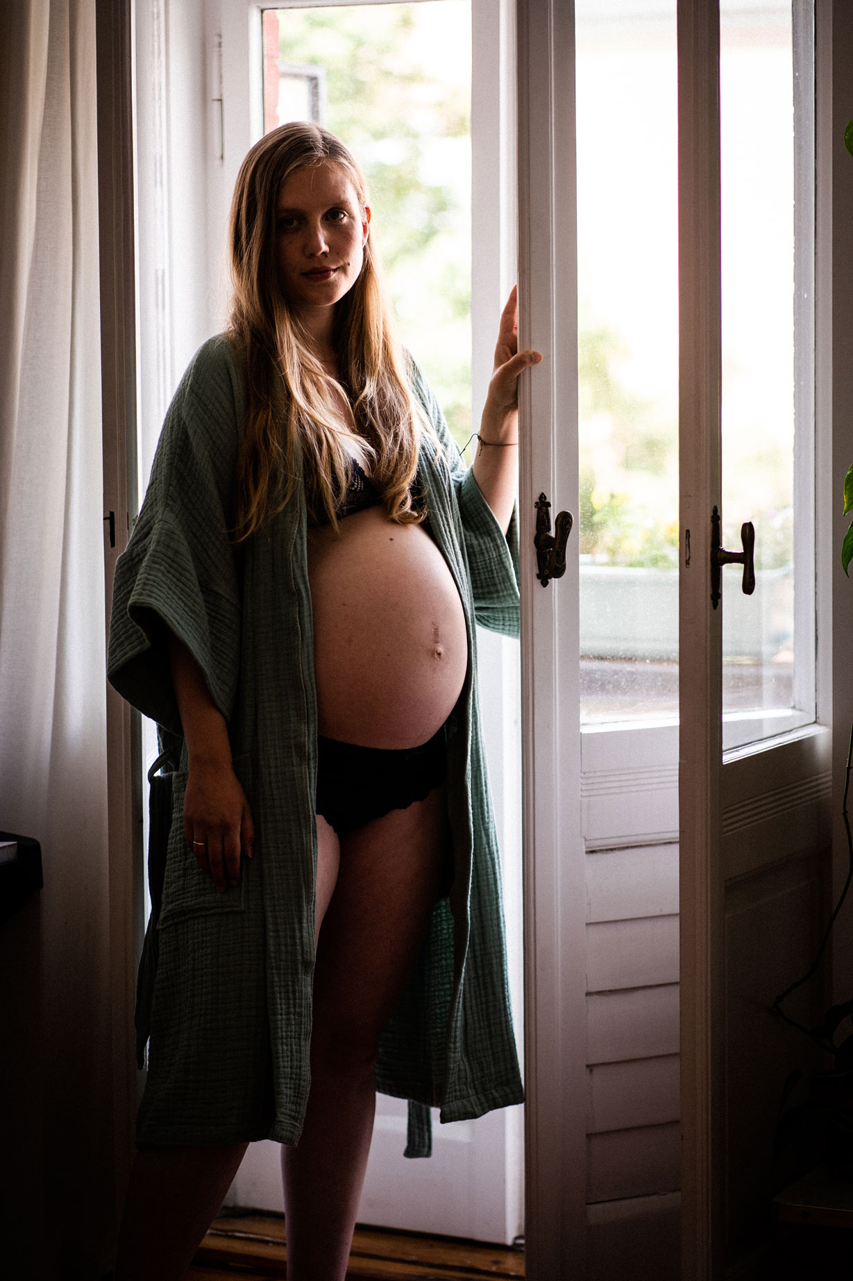 Schwangerschaftsfotos Zuhause Berlin_Schwangere vor Balkontür