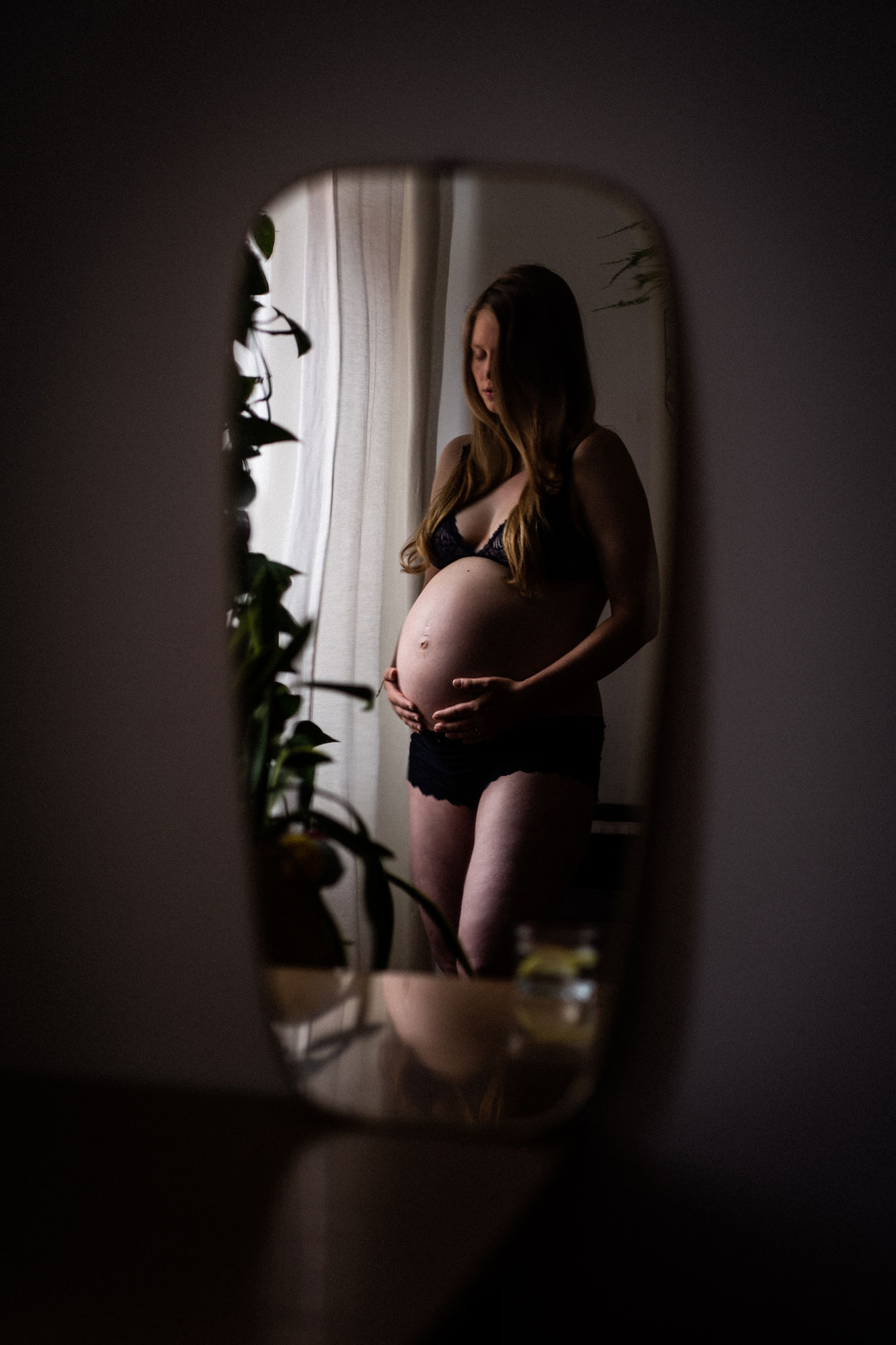 Schwangerschaftsofots Berlin_Schwangere im Spiegelbild