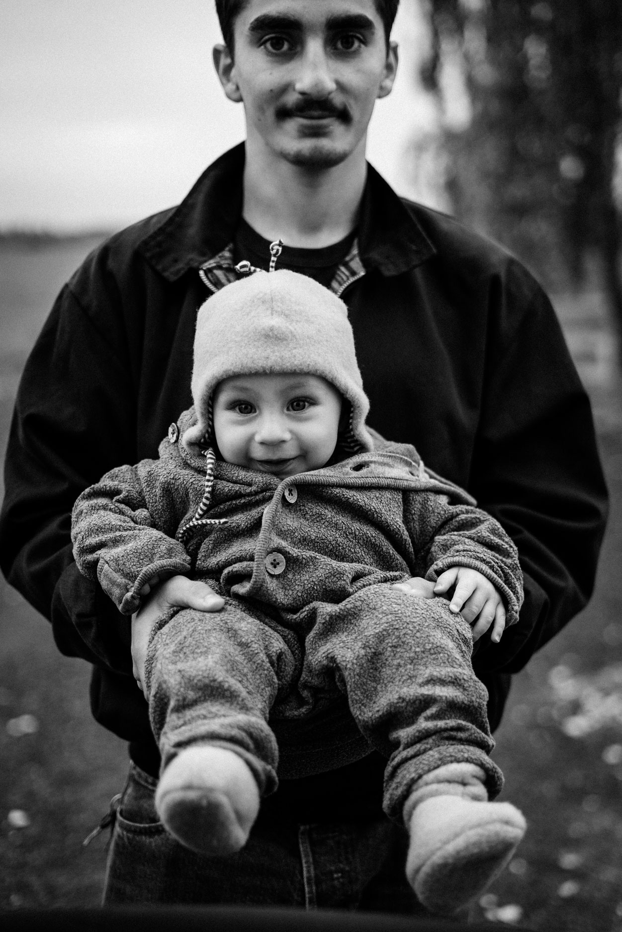 Familienfotos Berlin Tempelhofer Feld_Großer Bruder mit Baby Bruder