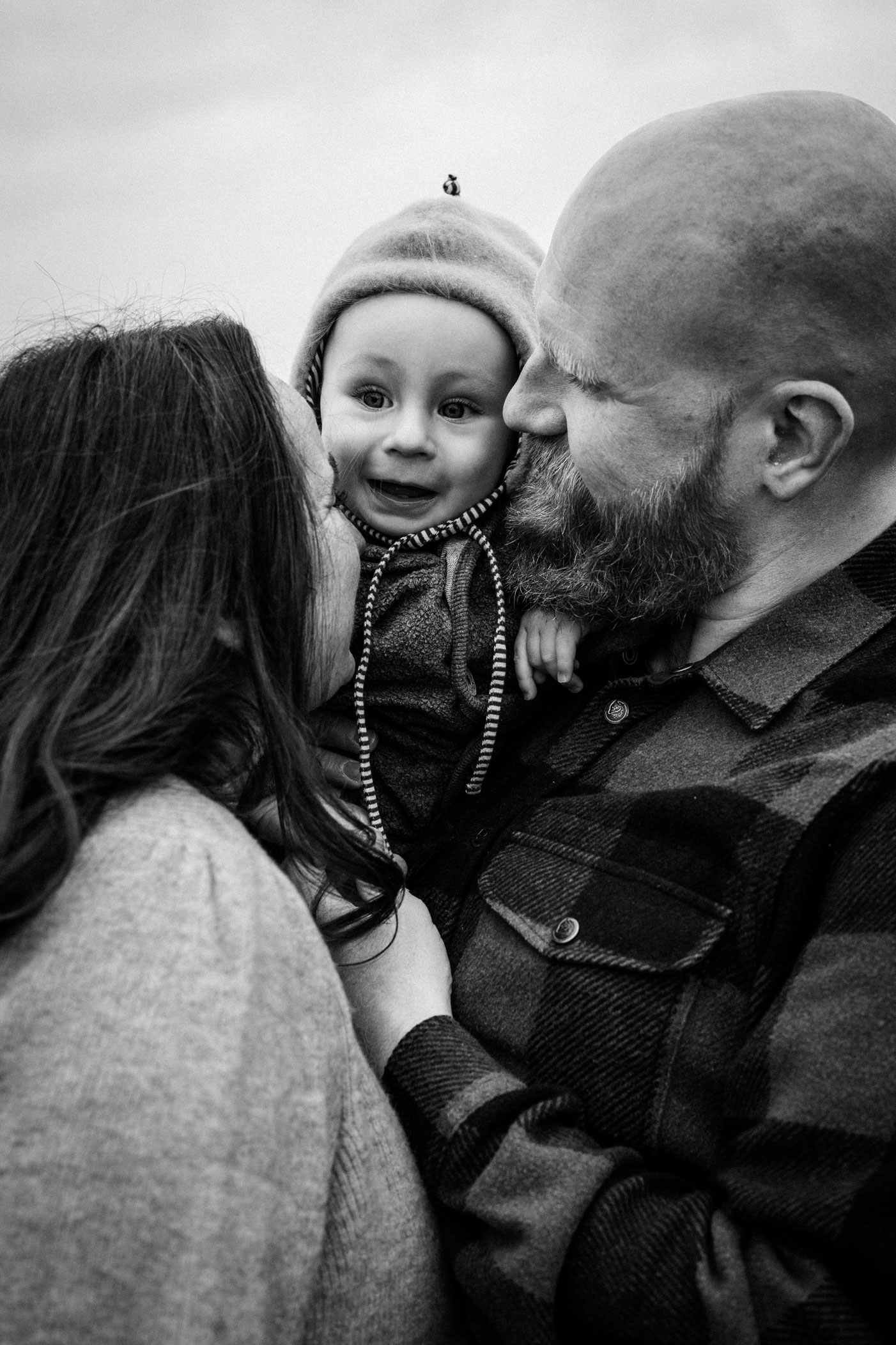 Familienfotos Berlin_Eltern kuscheln mit Baby