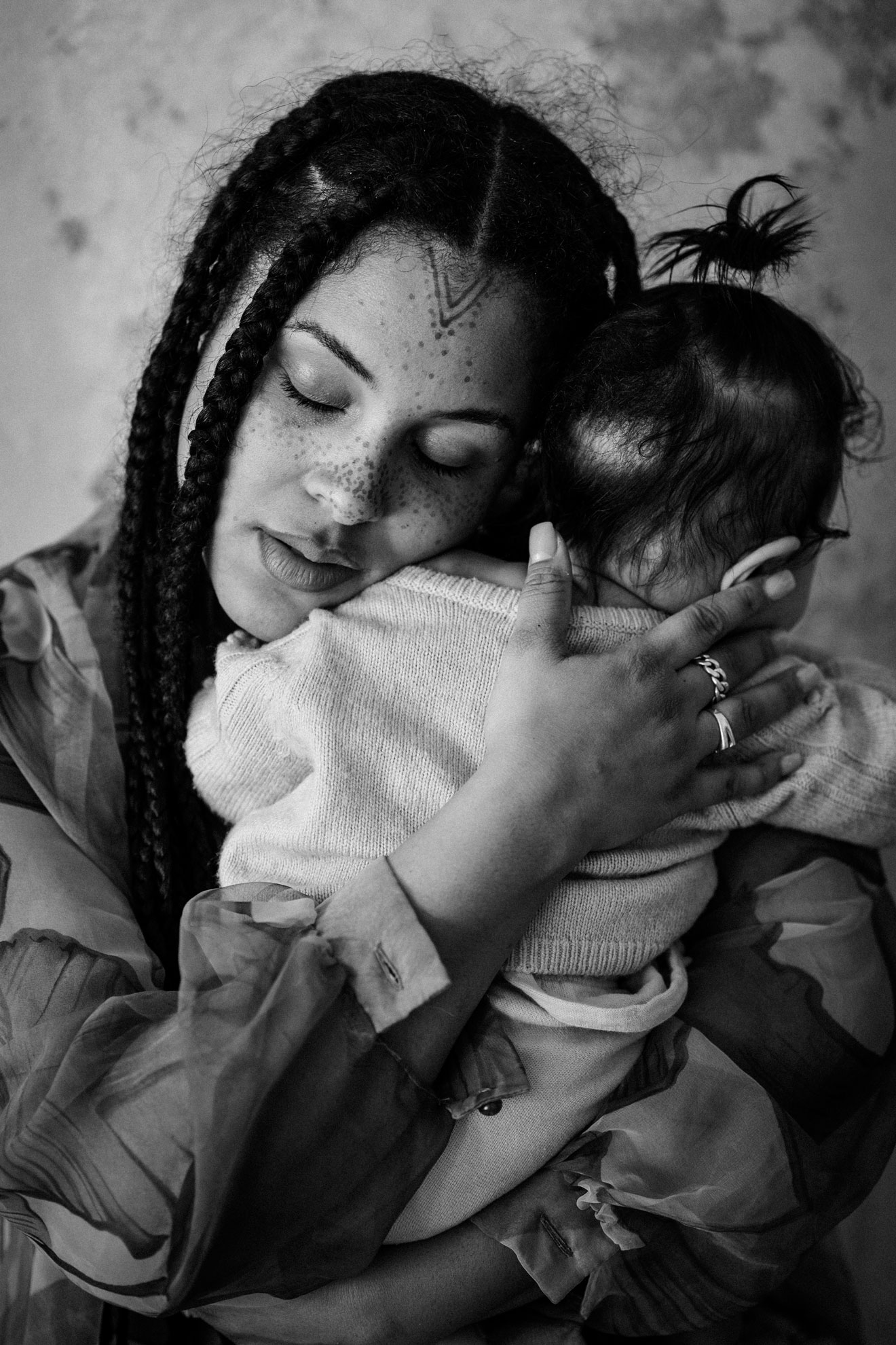Familienfotos Berlin_Rola kuschelt mit Tochter Snwo schwarz-weiß
