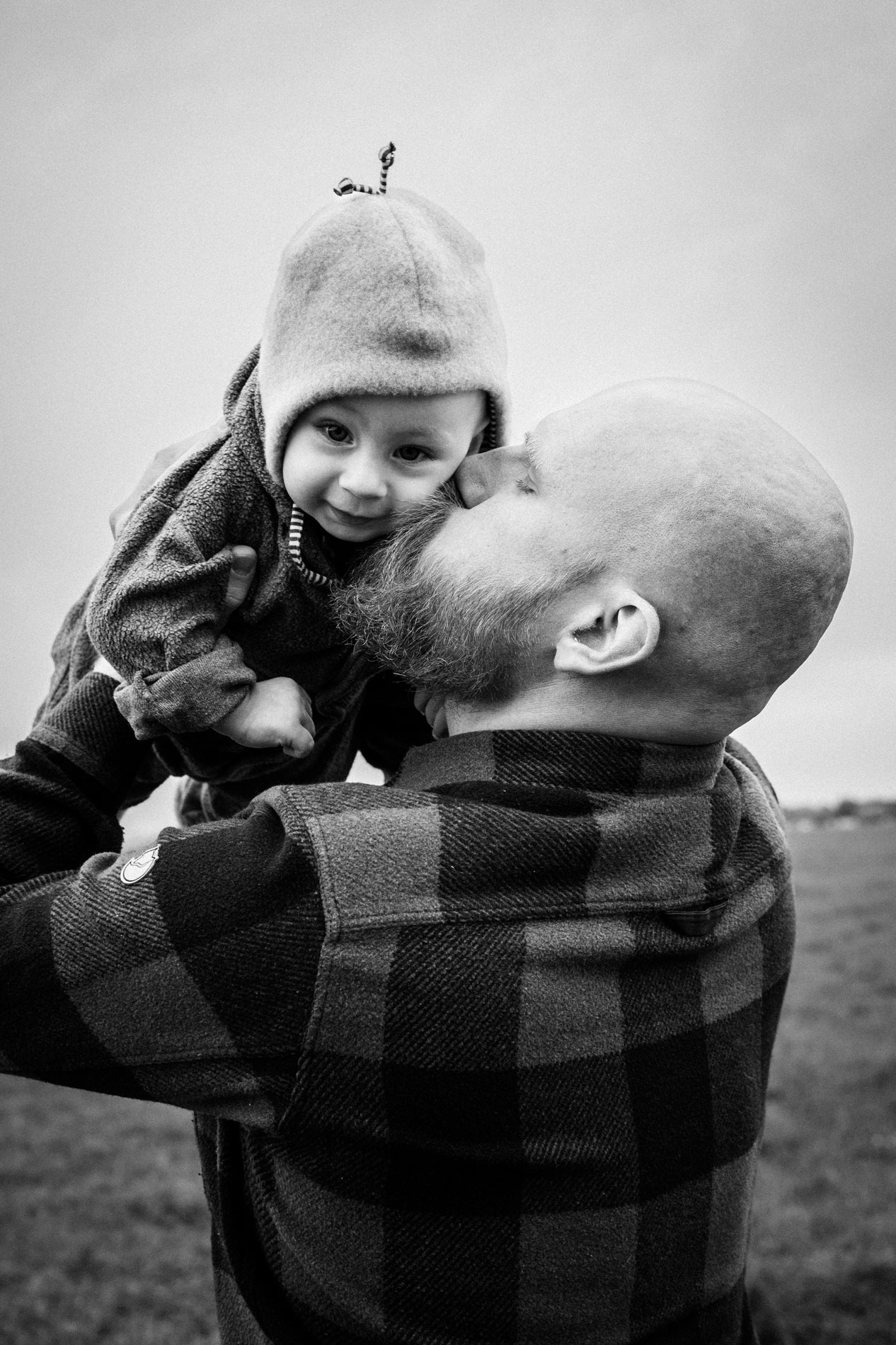 Familienfotos Berlin_Tempelhofer Feld_Papa kuesst Baby