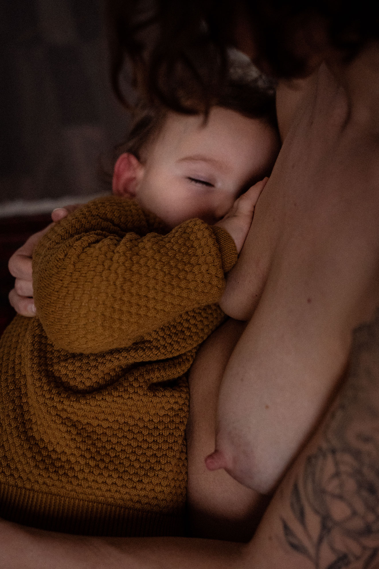 Langzeitstillen Normalnichtlangzeit_Familienfotos Berlin_Schlafendes Kind beim Stillen