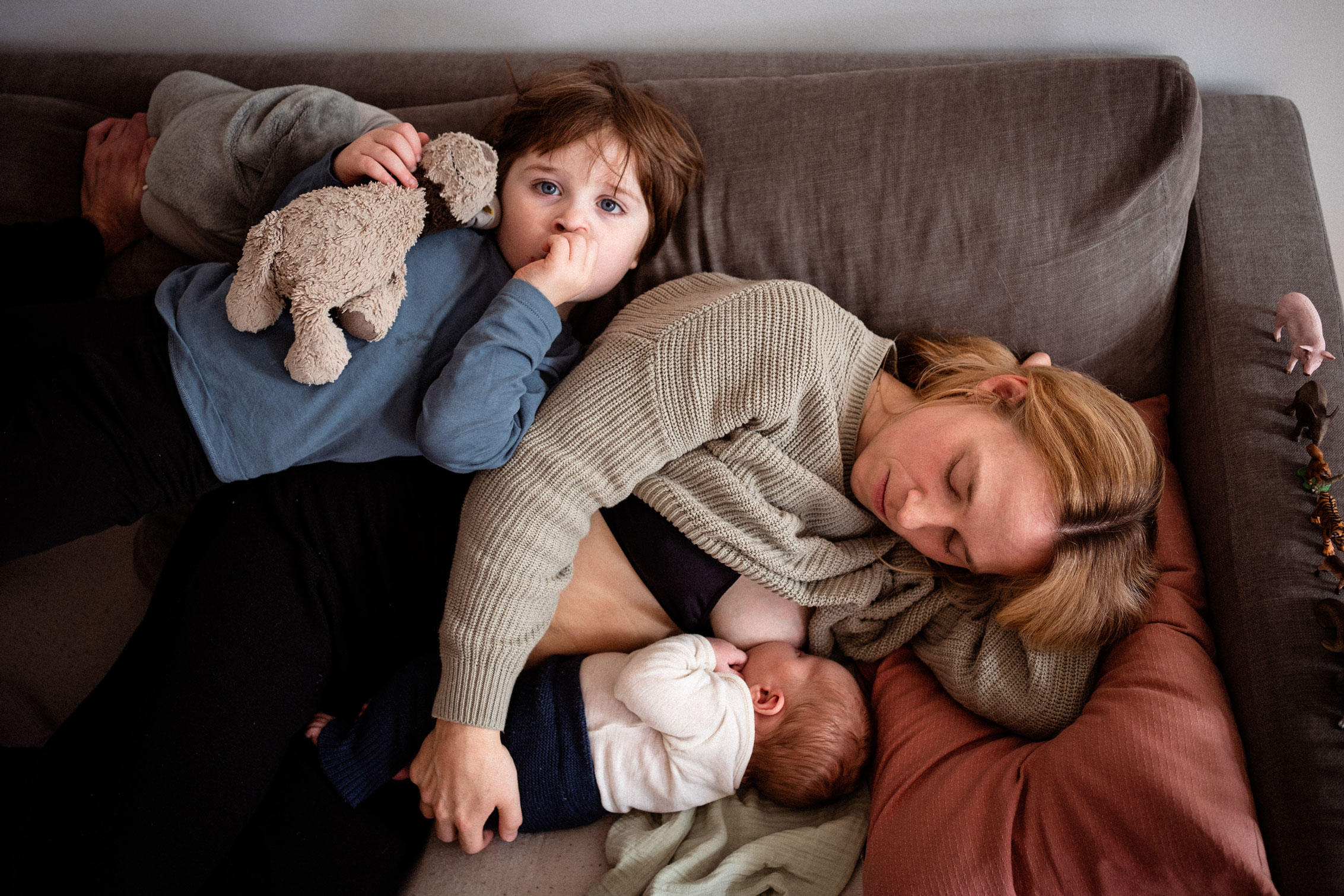 WochenbettfotosBerlin_stillende-Mama-mit-ihren-Kindern