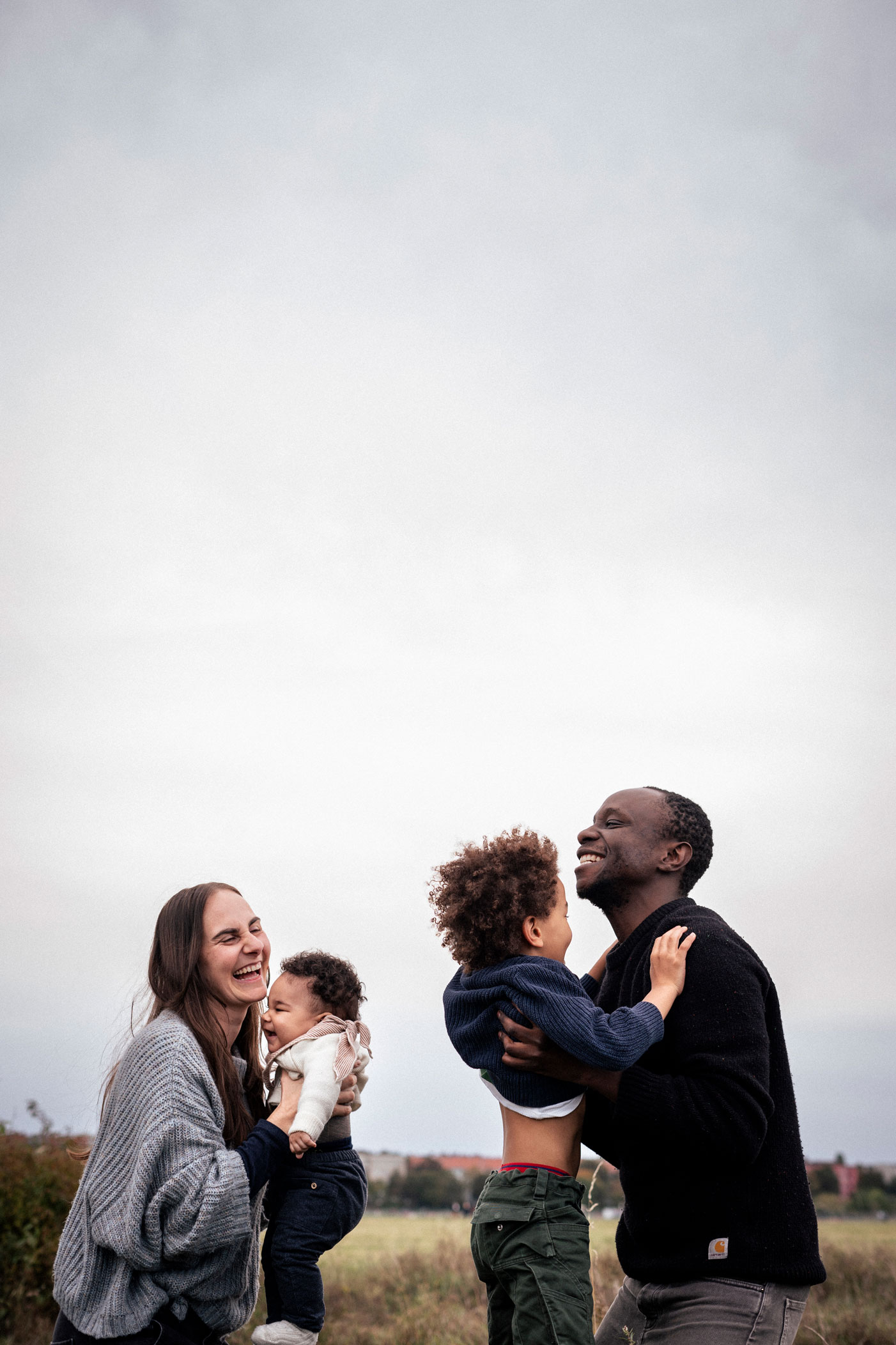 Familienfotos Berlin_Familie lachend auf Tempelhofer Feld